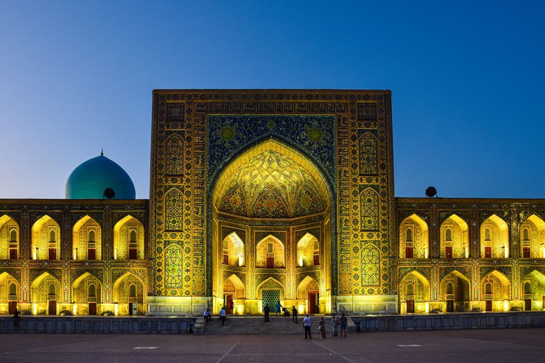 Tilya-Kori Madrasah at dusk